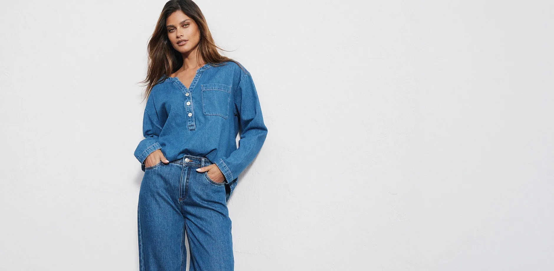 Ledig jeansskjorta med knappsl&aring; och matchande jeansbyxa.