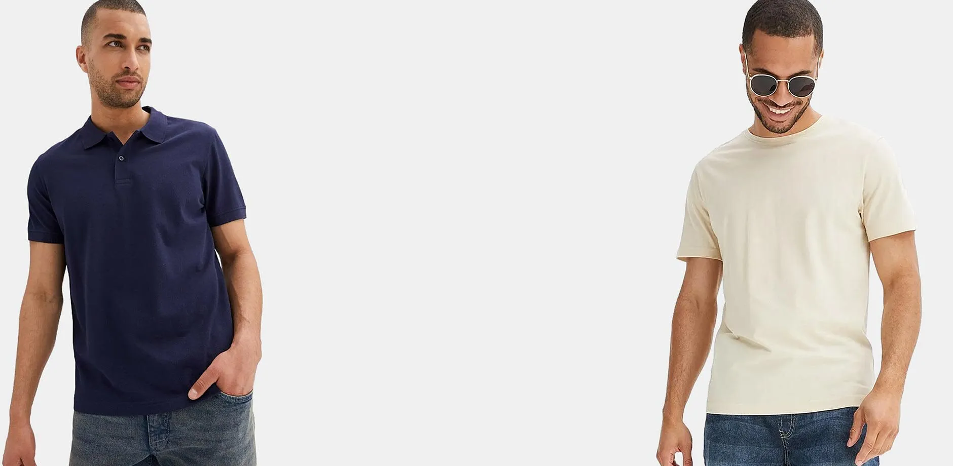 Mannen till v&auml;nster b&auml;r en bl&aring; pik&eacute;tr&ouml;ja, mannen till h&ouml;ger b&auml;r en enkel beige T-shirt och klassiska bl&aring; jeans.