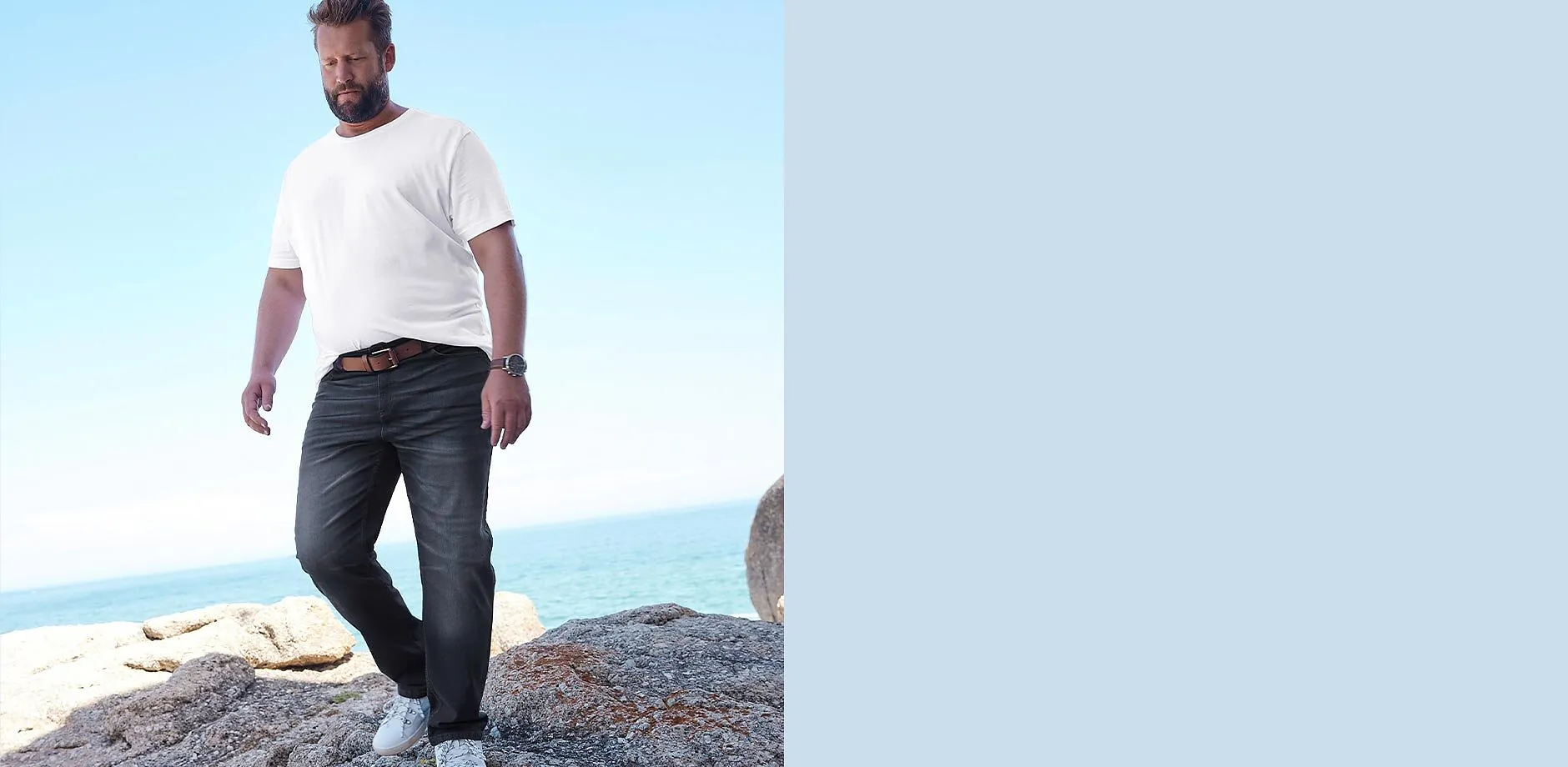 Vit T-shirt med bl&aring; jeans &ndash; en bekv&auml;m stil.