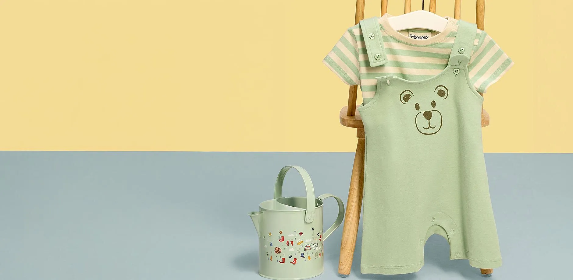 S&ouml;t gr&ouml;n bj&ouml;rnsoverall med en matchande randig T-shirt f&ouml;r bebisar.