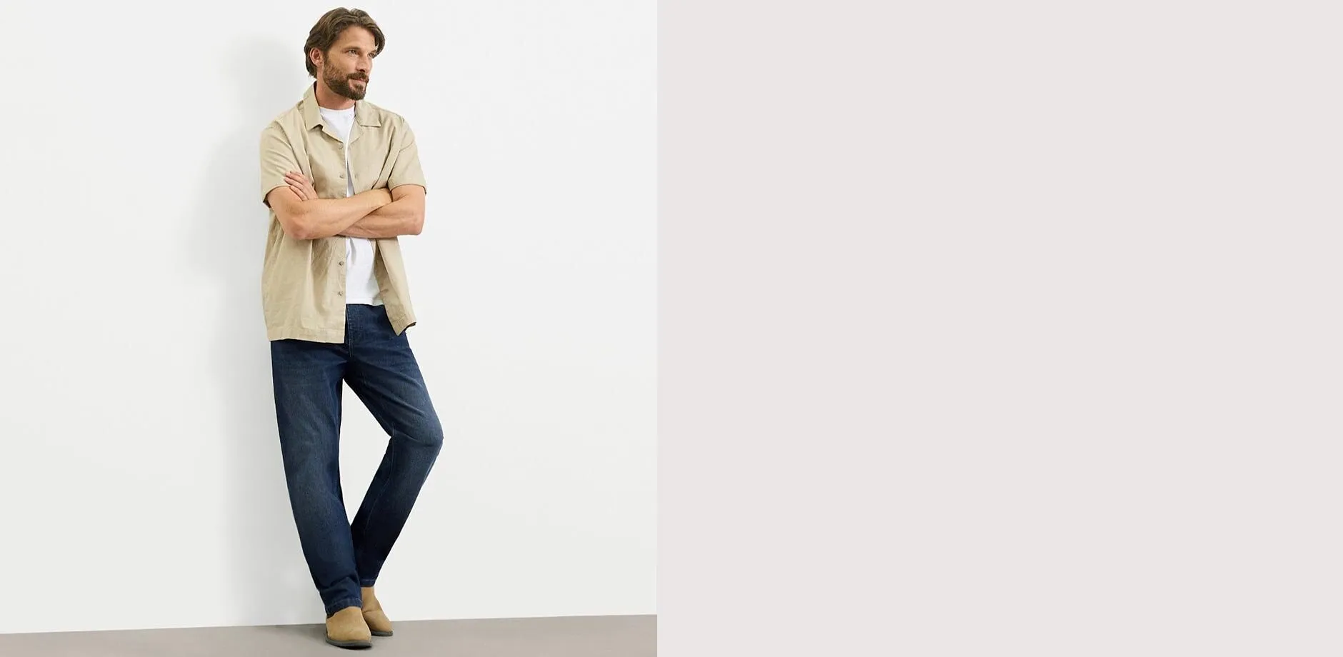 Vit t-shirt, bl&aring; jeans med l&ouml;s passform och vita sneakers.

