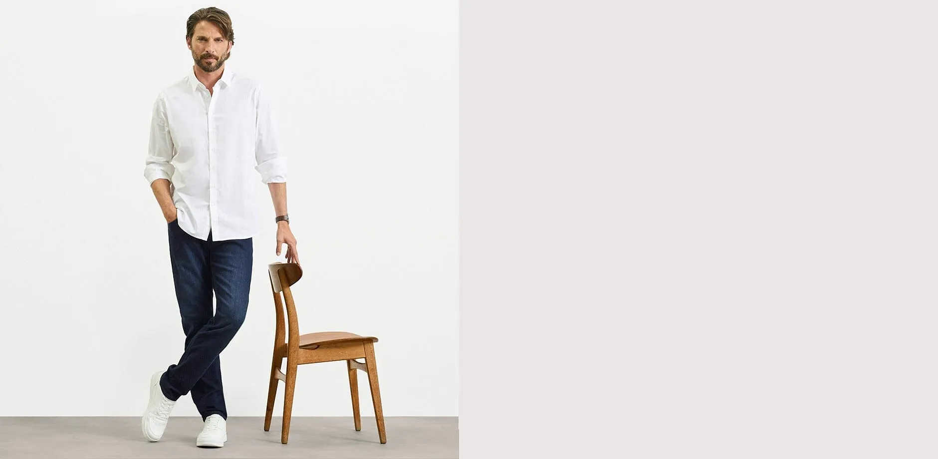 Vit t-shirt, bl&aring; slim fit jeans och vita sneakers.

