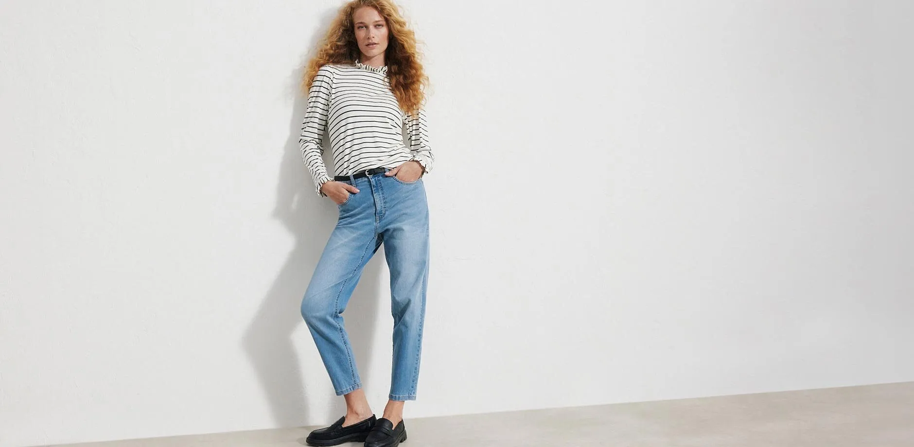 Randig, l&aring;ng&auml;rmad topp, ljusa jeans, svart sk&auml;rp och bekv&auml;ma loafers.