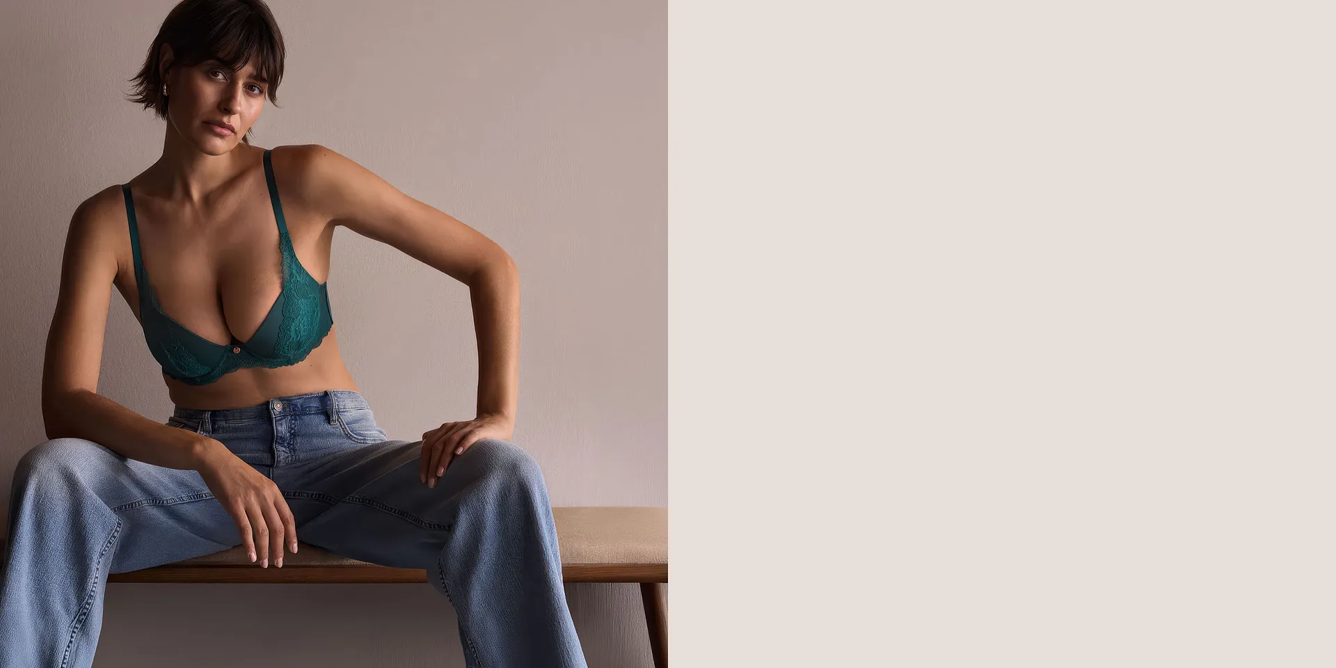 Turkos spets-BH och lediga jeans kombinerar elegans med komfort.