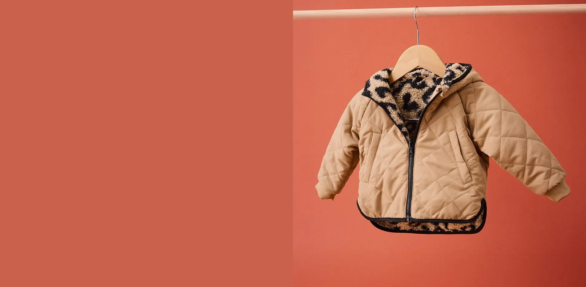 Beige, quiltad barnjacka med leopardm&ouml;nstrat foder.