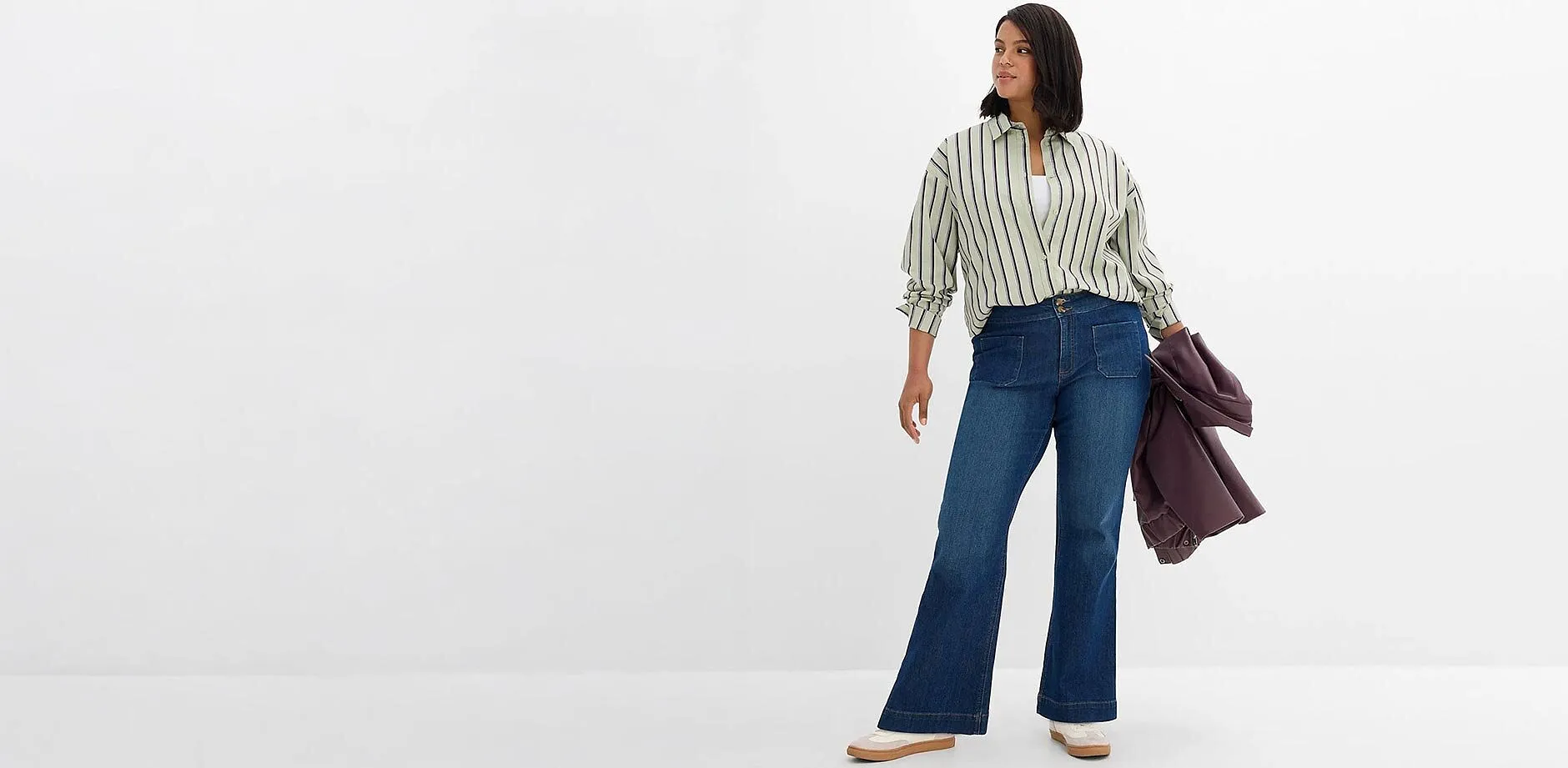 Ledig outfit best&aring;ende av en randig skjorta, bl&aring;, utsv&auml;ngda jeans och en modern jacka.