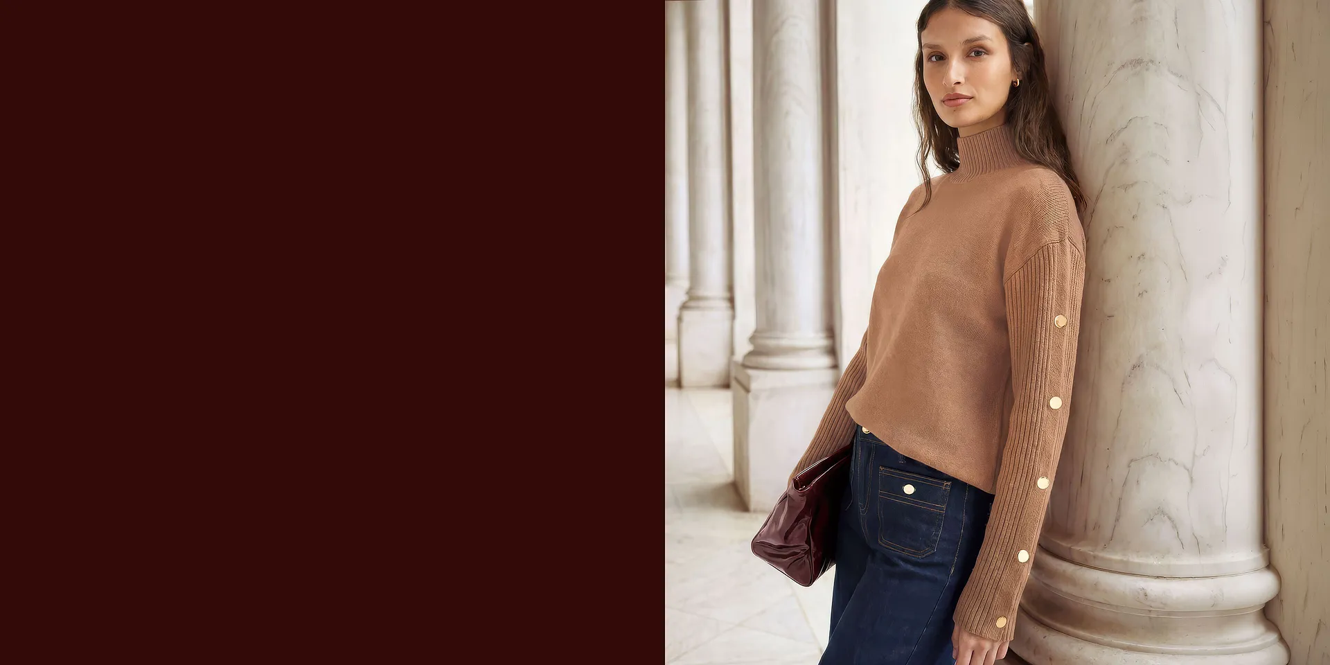 Trendig polotr&ouml;ja med knappar, vida jeans och elegant v&auml;ska.