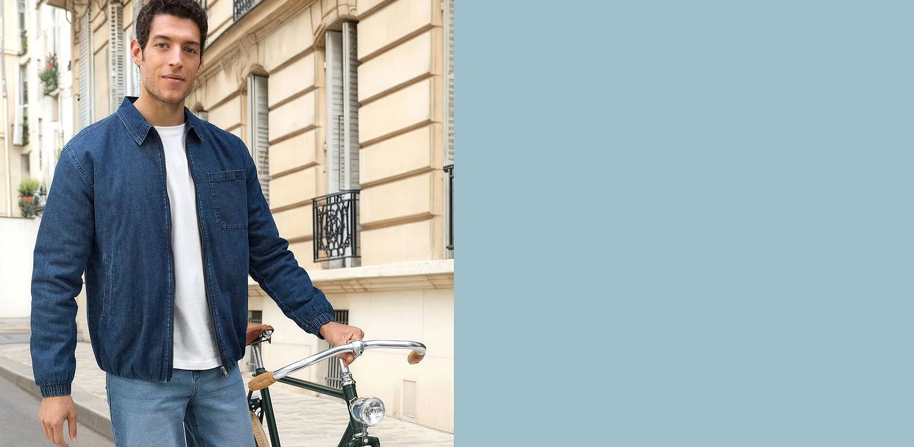 Bl&aring; jeansjacka kombinerat med ljusa jeans.

