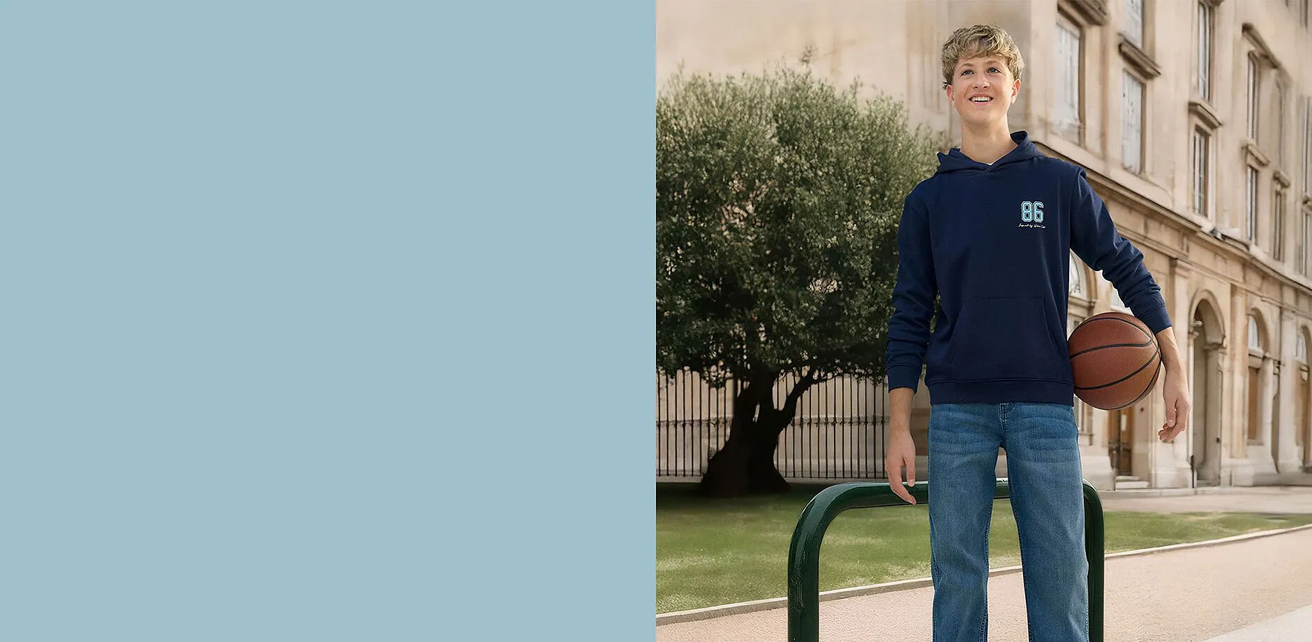 Bl&aring;tt sweatshirt kombinerad med jeans.

