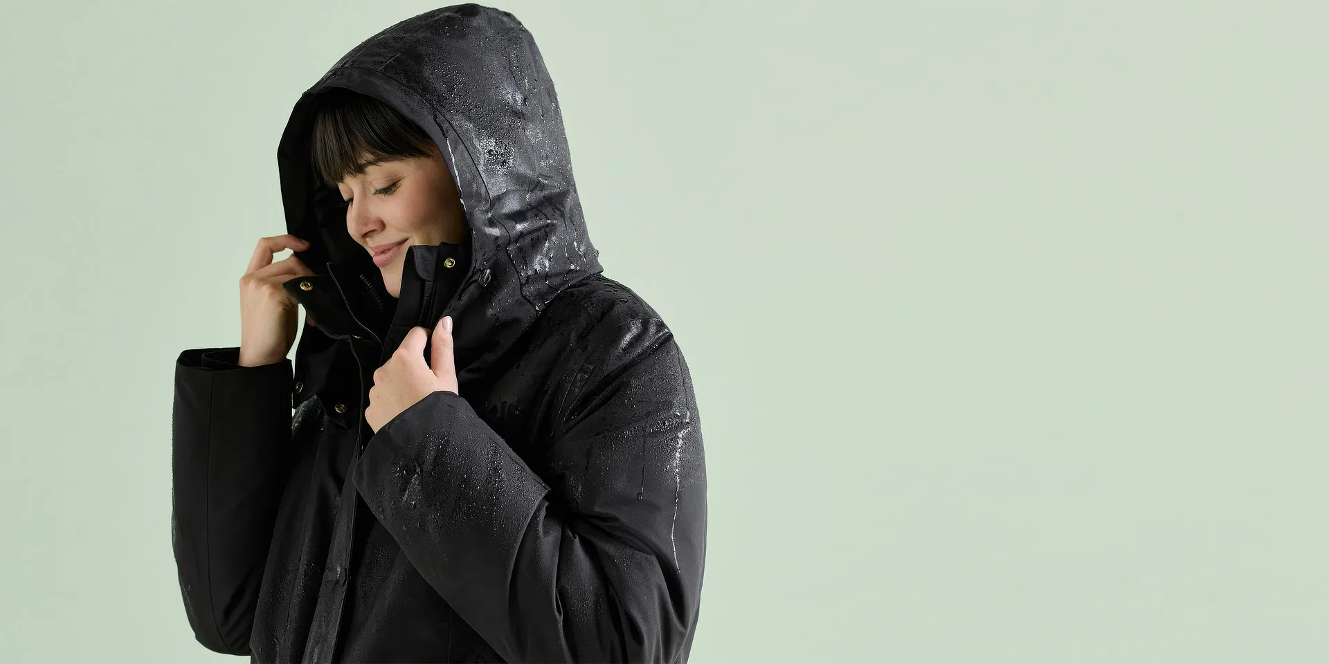 Vintrig look: svart parkas med huva.