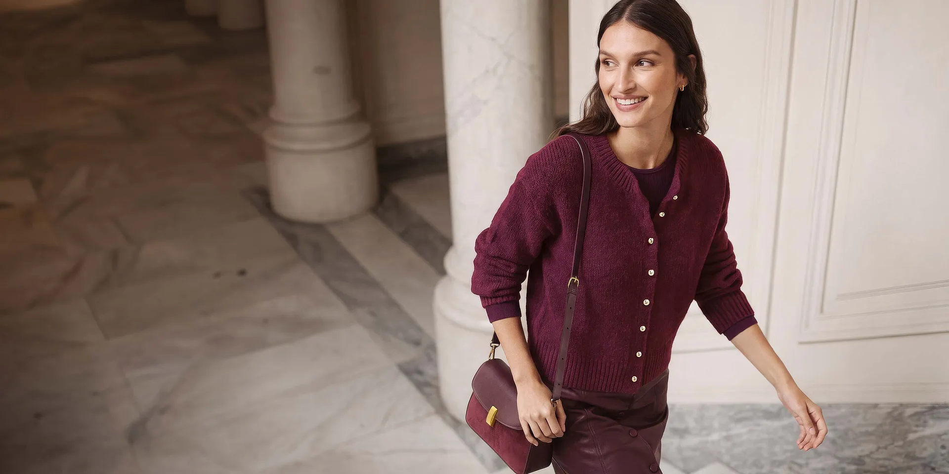 Moderiktig look: paisleym&ouml;nstrad blus, vida jeans, snygga skor och matchande handv&auml;ska.