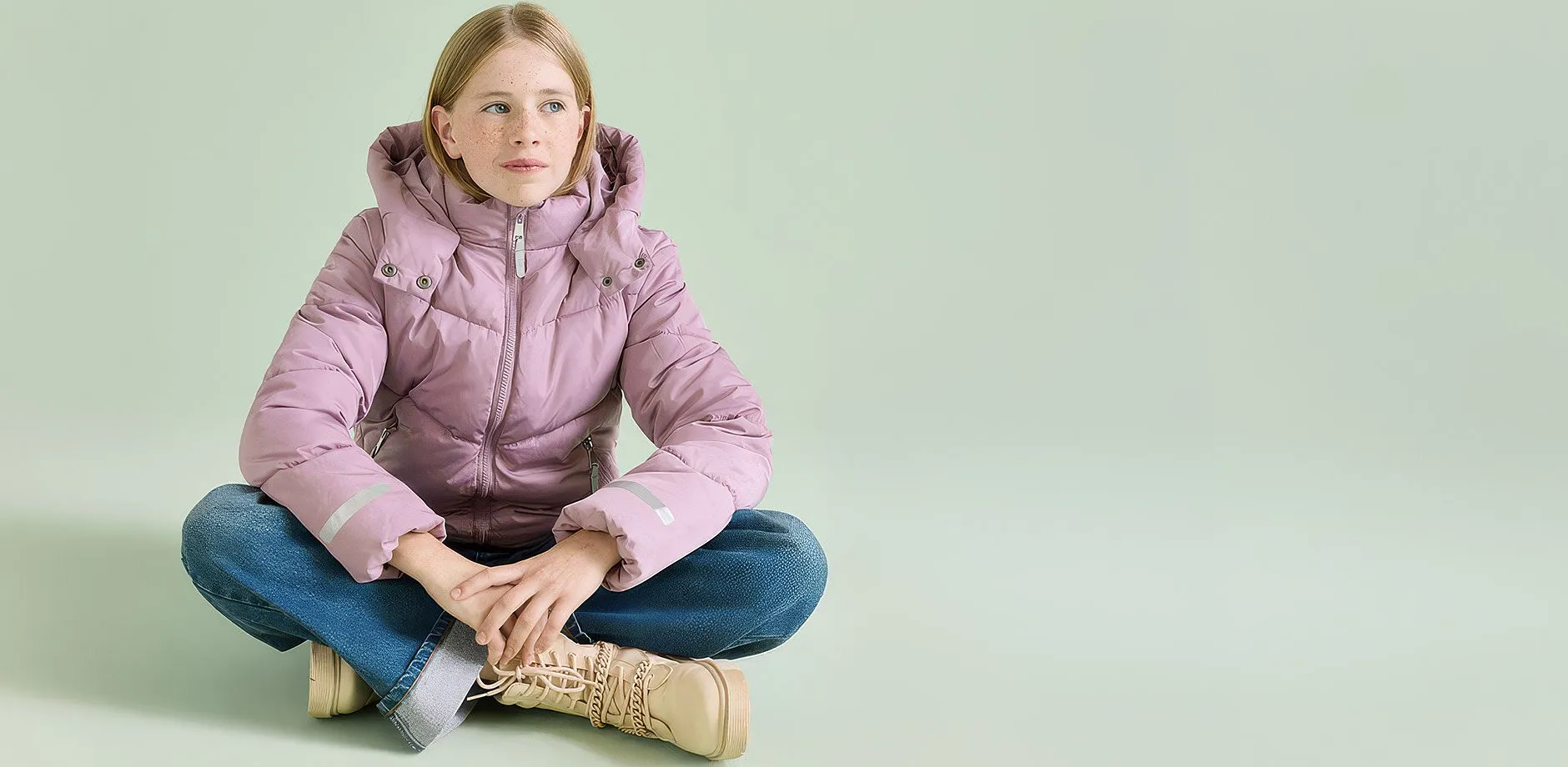 Rosa t&auml;ckjacka, bl&aring;a jeans och beigea st&ouml;vlar skapar en varm outfit.