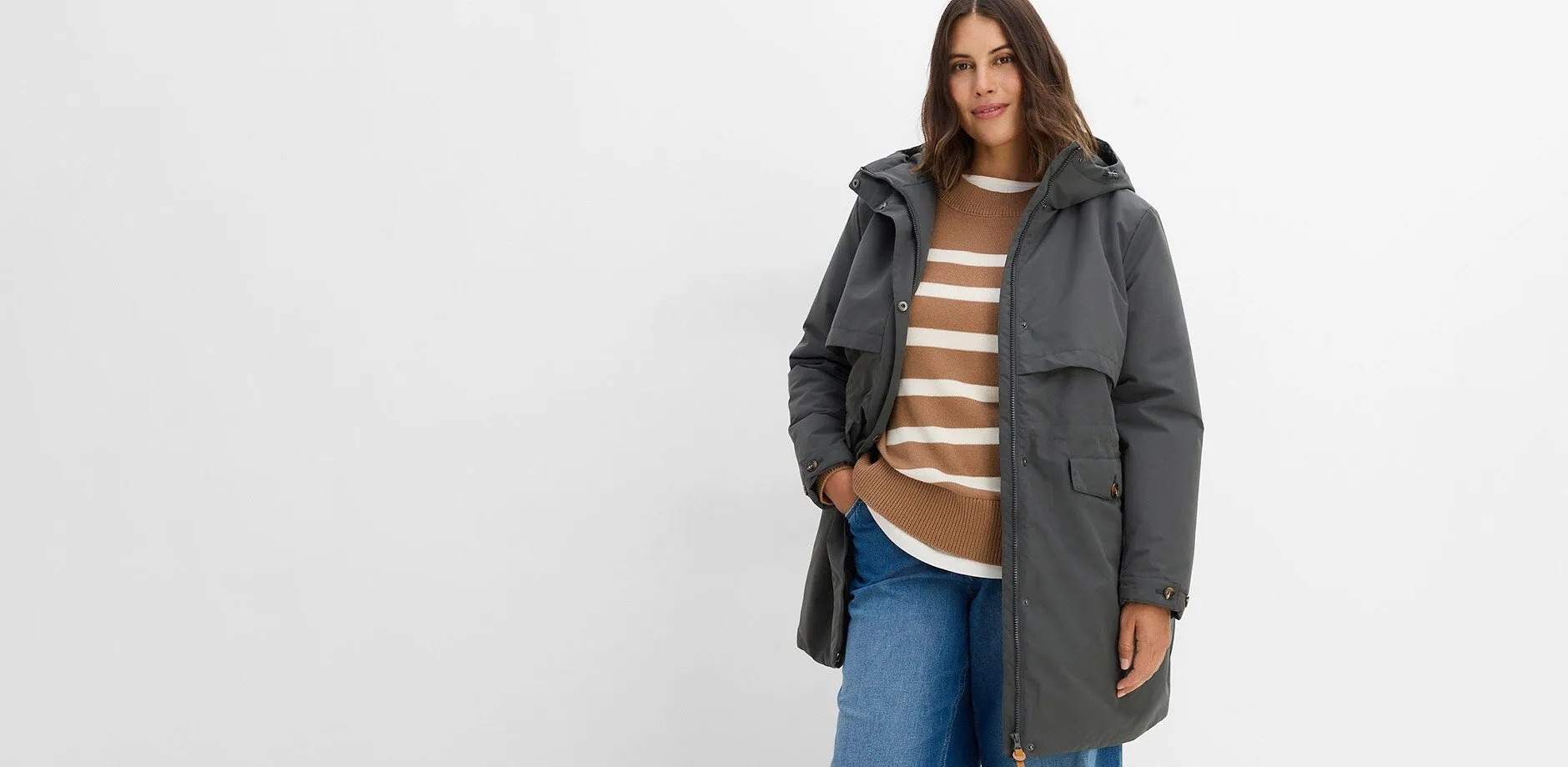 Gr&aring; funktionsjacka, randig tr&ouml;ja och bekv&auml;ma jeans.