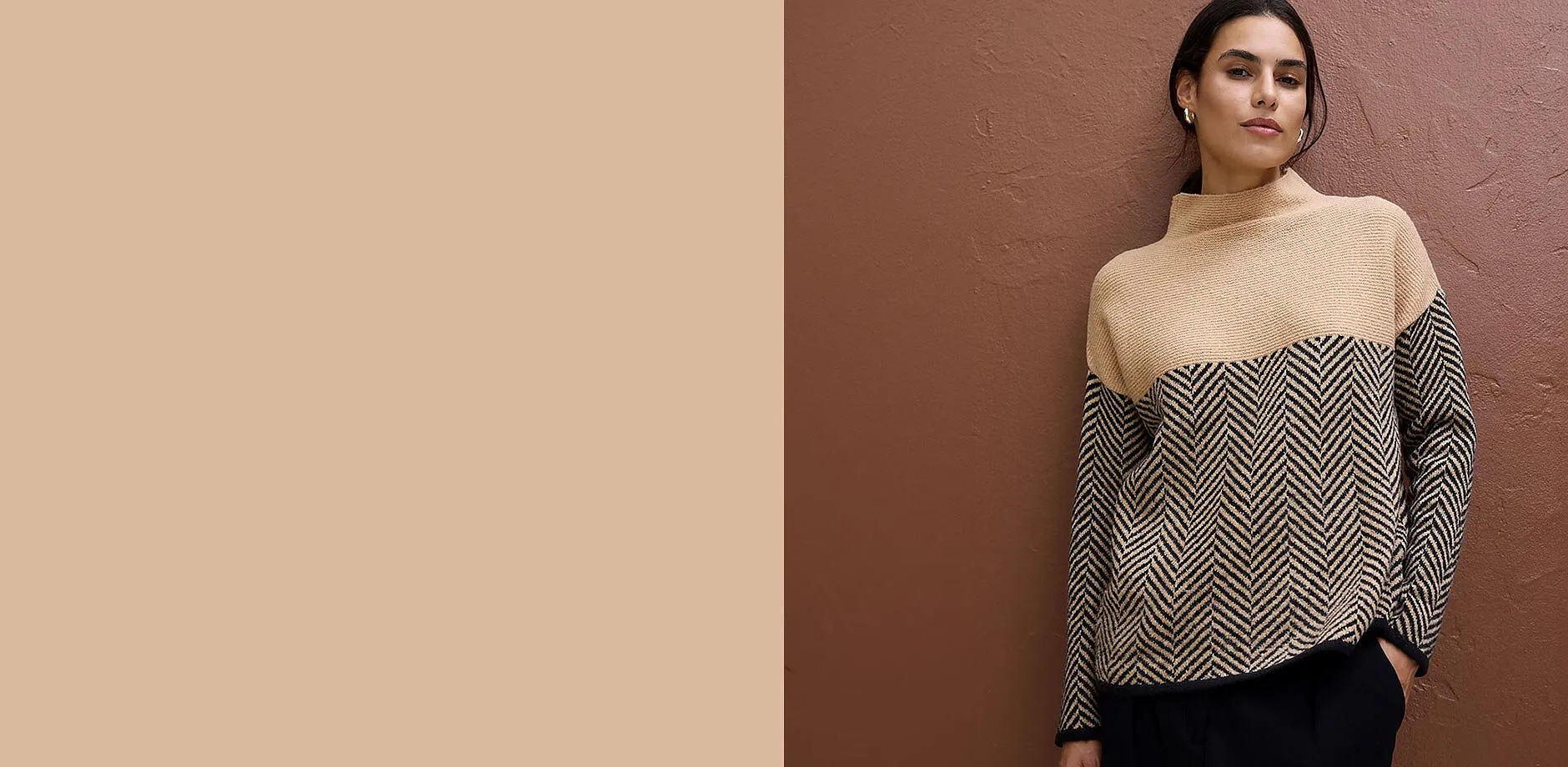 Stils&auml;ker tr&ouml;ja: beige polokrage, svart-beige fiskbensm&ouml;nster.