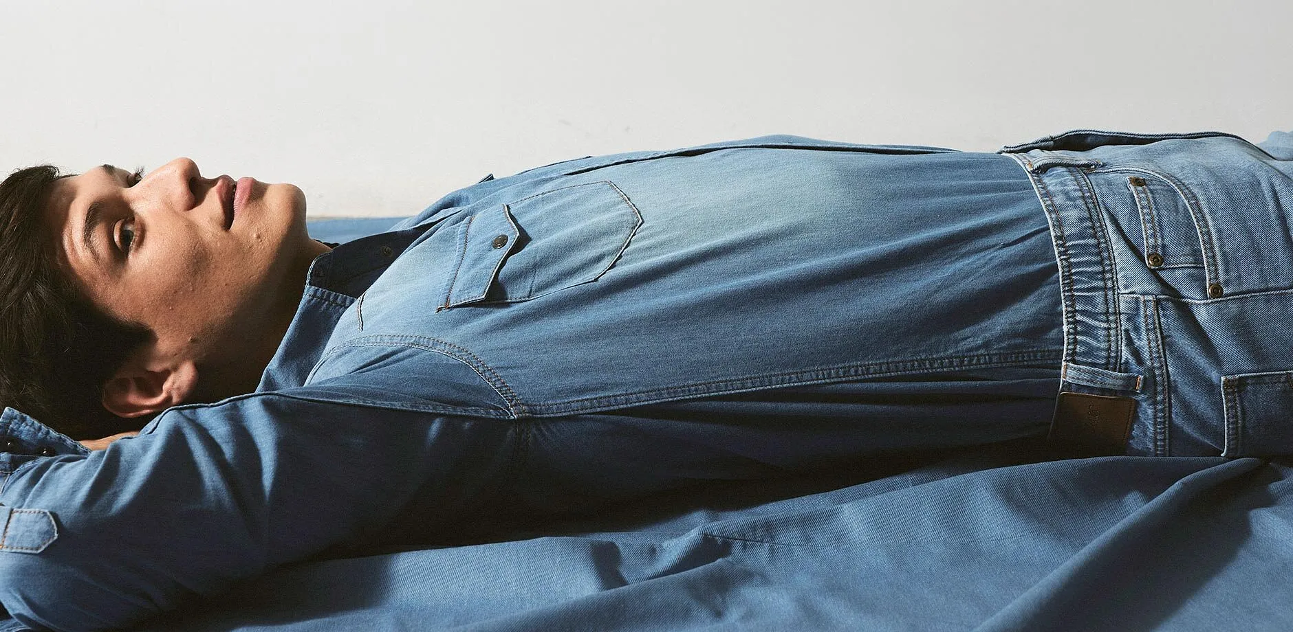 Tajta, bl&aring;a jeans med markanta s&ouml;mmar och en brun l&auml;deretikett.