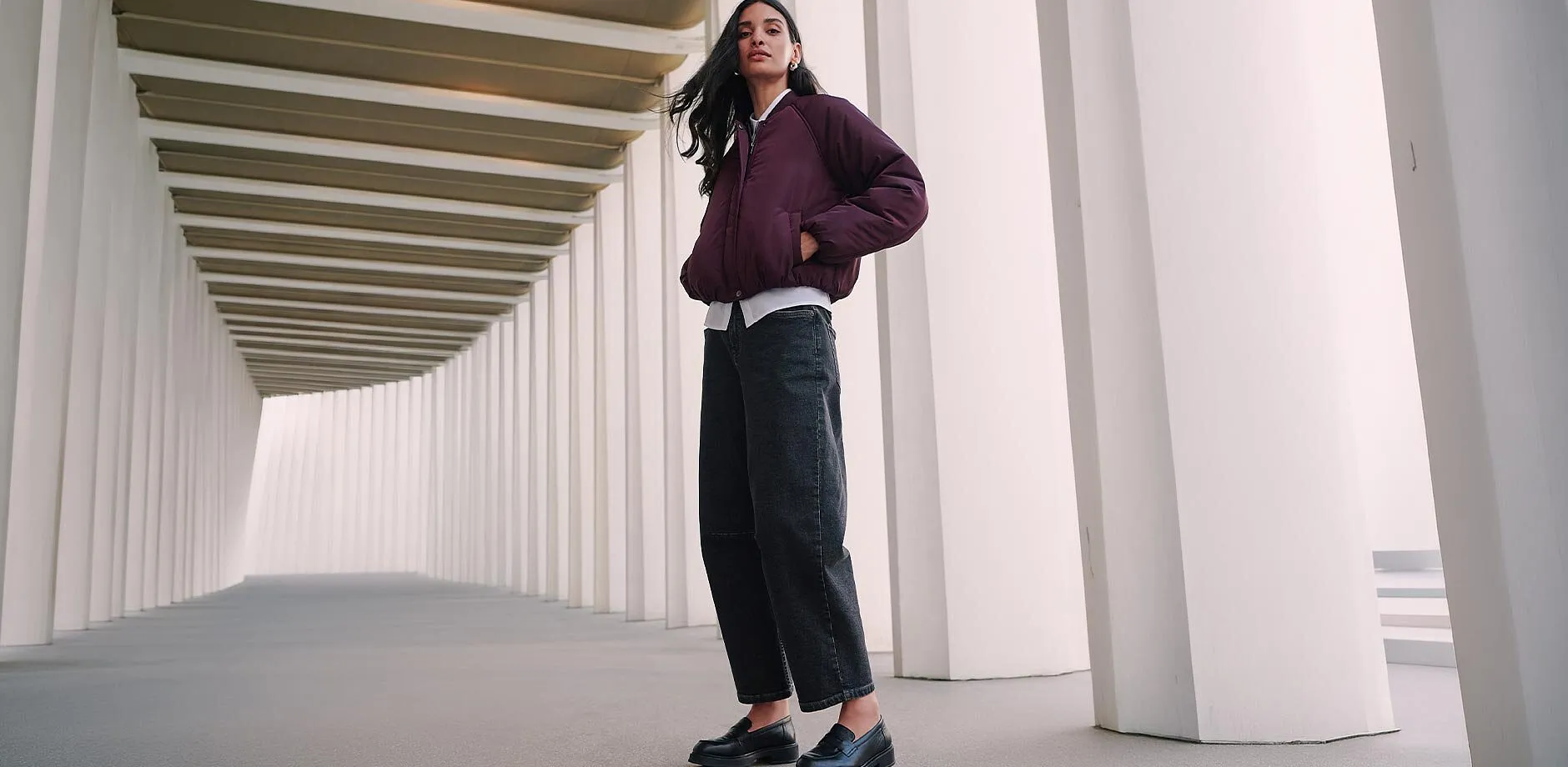 M&ouml;rk keps, quiltad, vinr&ouml;d jacka, r&ouml;d cardigan och m&ouml;rka jeans.