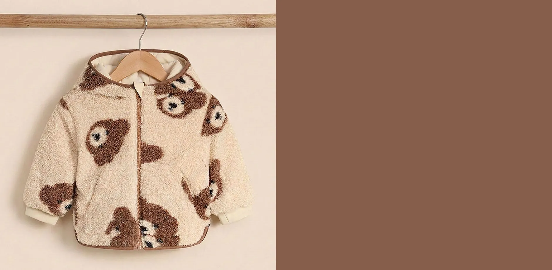 S&ouml;t, fluffig bebisjacka med nallem&ouml;nster.