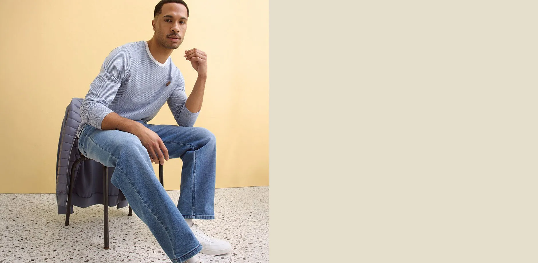 Bl&aring; tr&ouml;ja och bl&aring; jeans.

