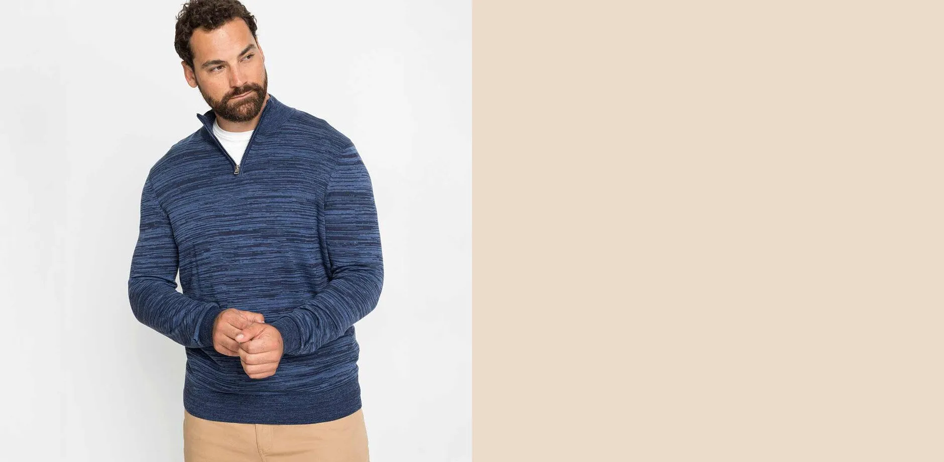 Bl&aring;melerad tr&ouml;ja &ouml;ver en vit T-shirt, kombinerat med beiga byxor.

