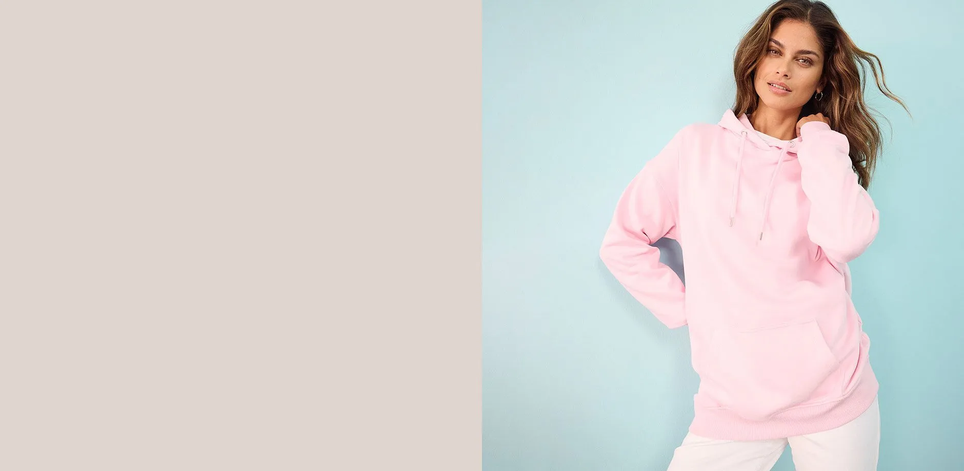 En rosa munkjacka kombinerad med vita byxor.