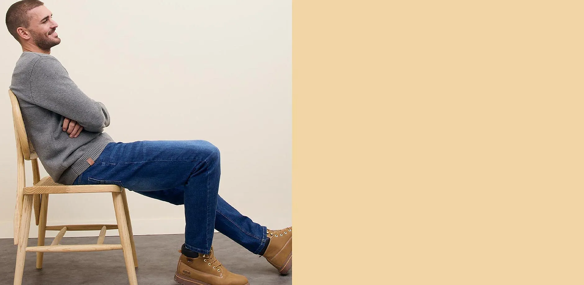 Gr&aring; tr&ouml;ja och bl&aring; jeans skapar en avslappnad look.