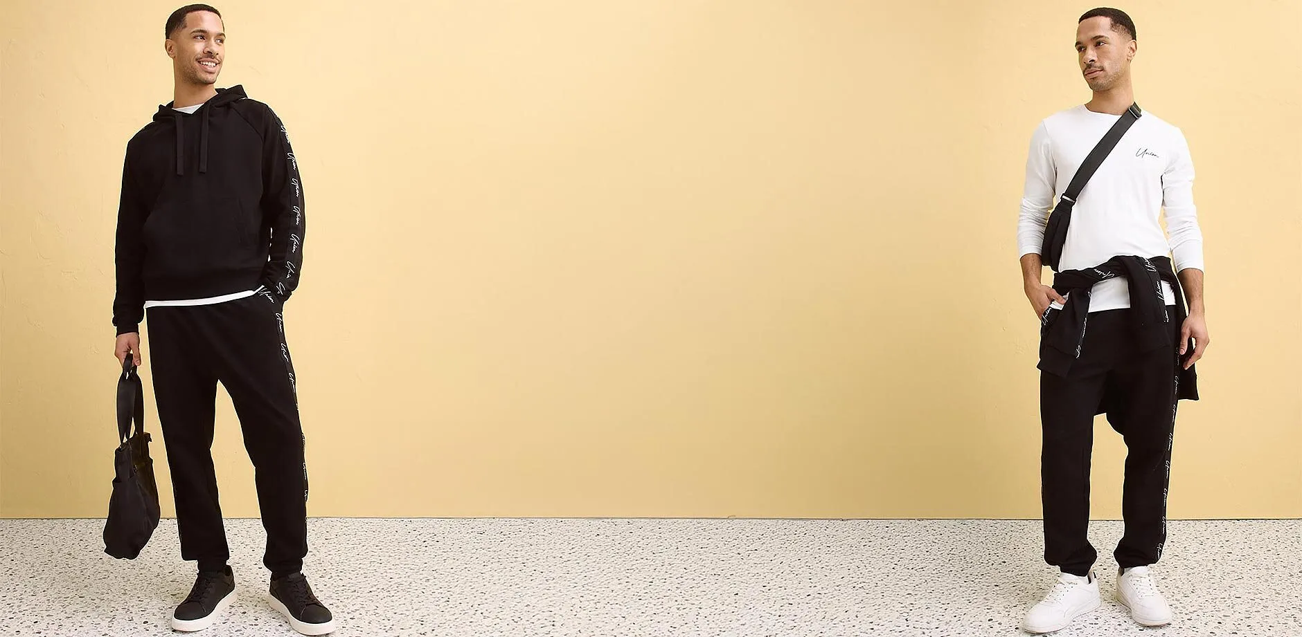 Vit l&aring;ng&auml;rmad tr&ouml;ja, svarta joggingbyxor och svart axelremsv&auml;ska.

.