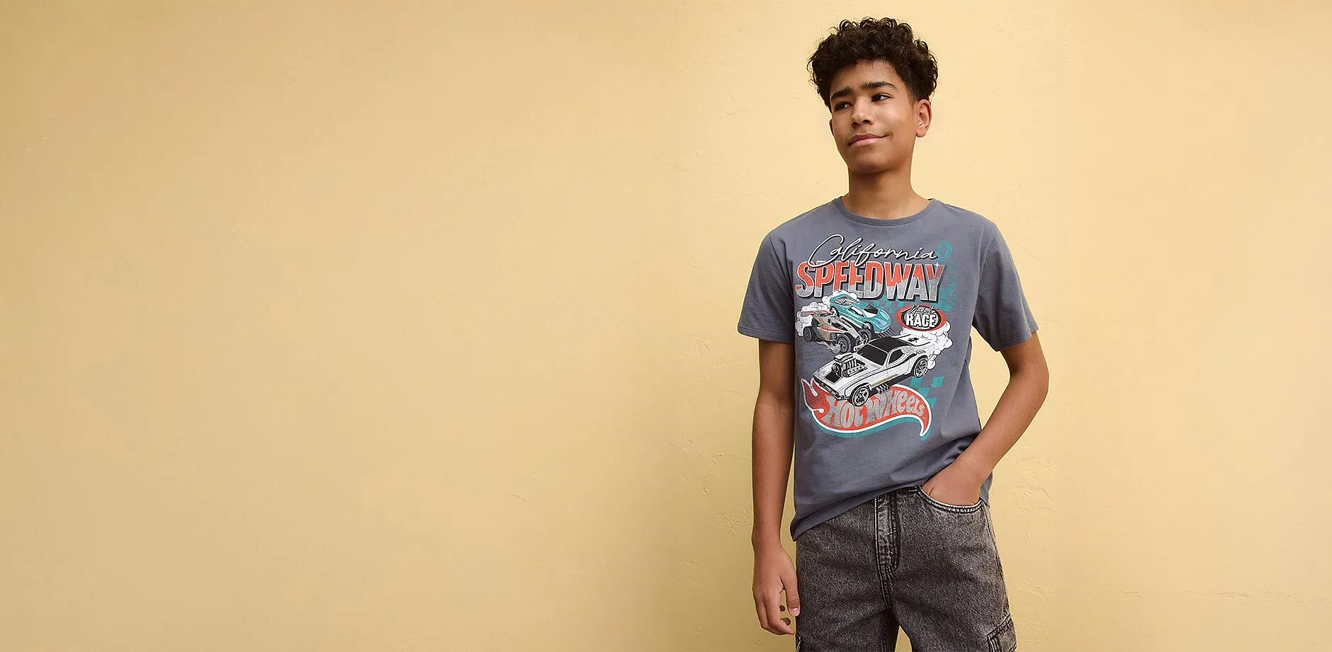 Avslappnad look med gr&aring; t-shirt med tryck och lediga jeans.