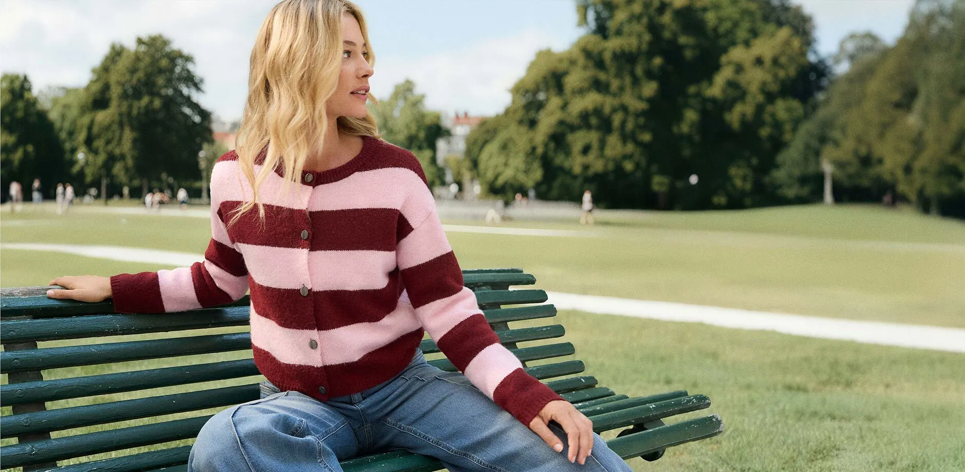 En randig tr&ouml;ja kombinerad med bl&aring;a jeans.

