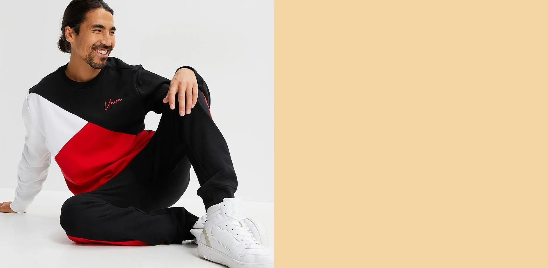 Modern joggingdr&auml;kt best&aring;ende av en sweatshirt med rund hals och joggingbyxor.
