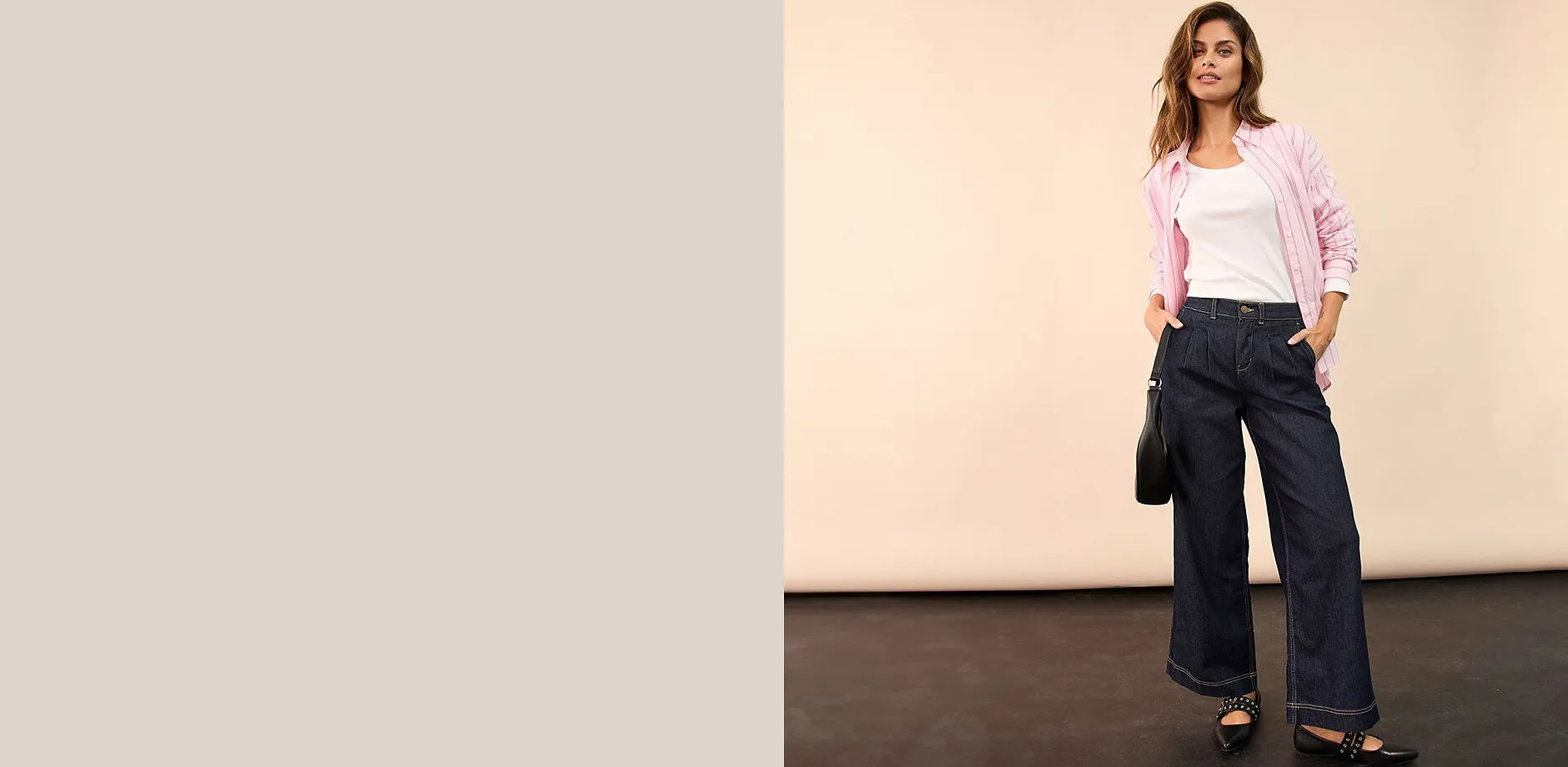 Rosa blus &ouml;ver vit skjorta, kombinerad med m&ouml;rkbl&aring; jeans.
