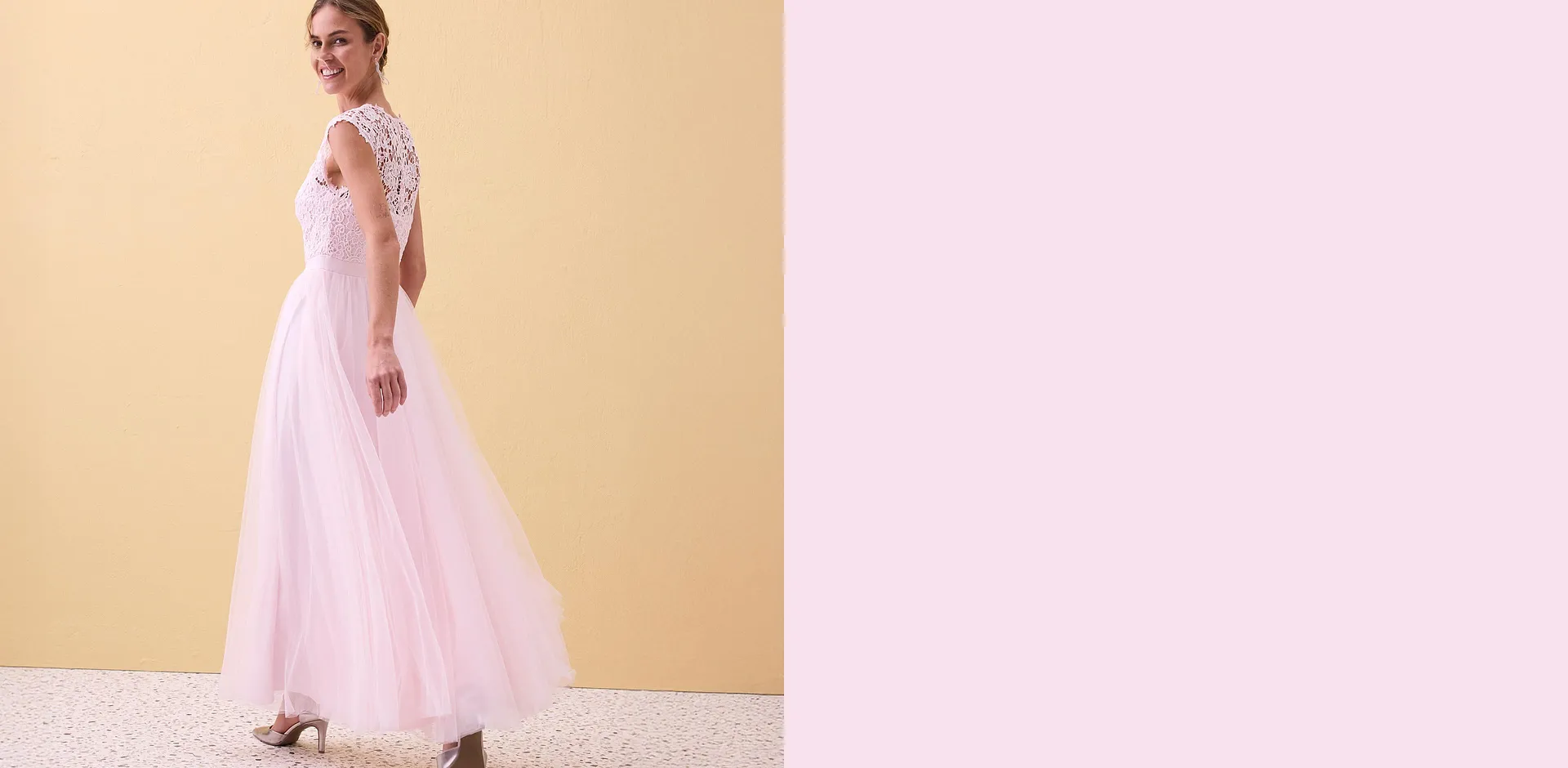 Ljusrosa aftonkl&auml;nning med spetsliv och b&ouml;ljande tyllkjol. Elegant silhuett f&ouml;r festliga tillf&auml;llen.