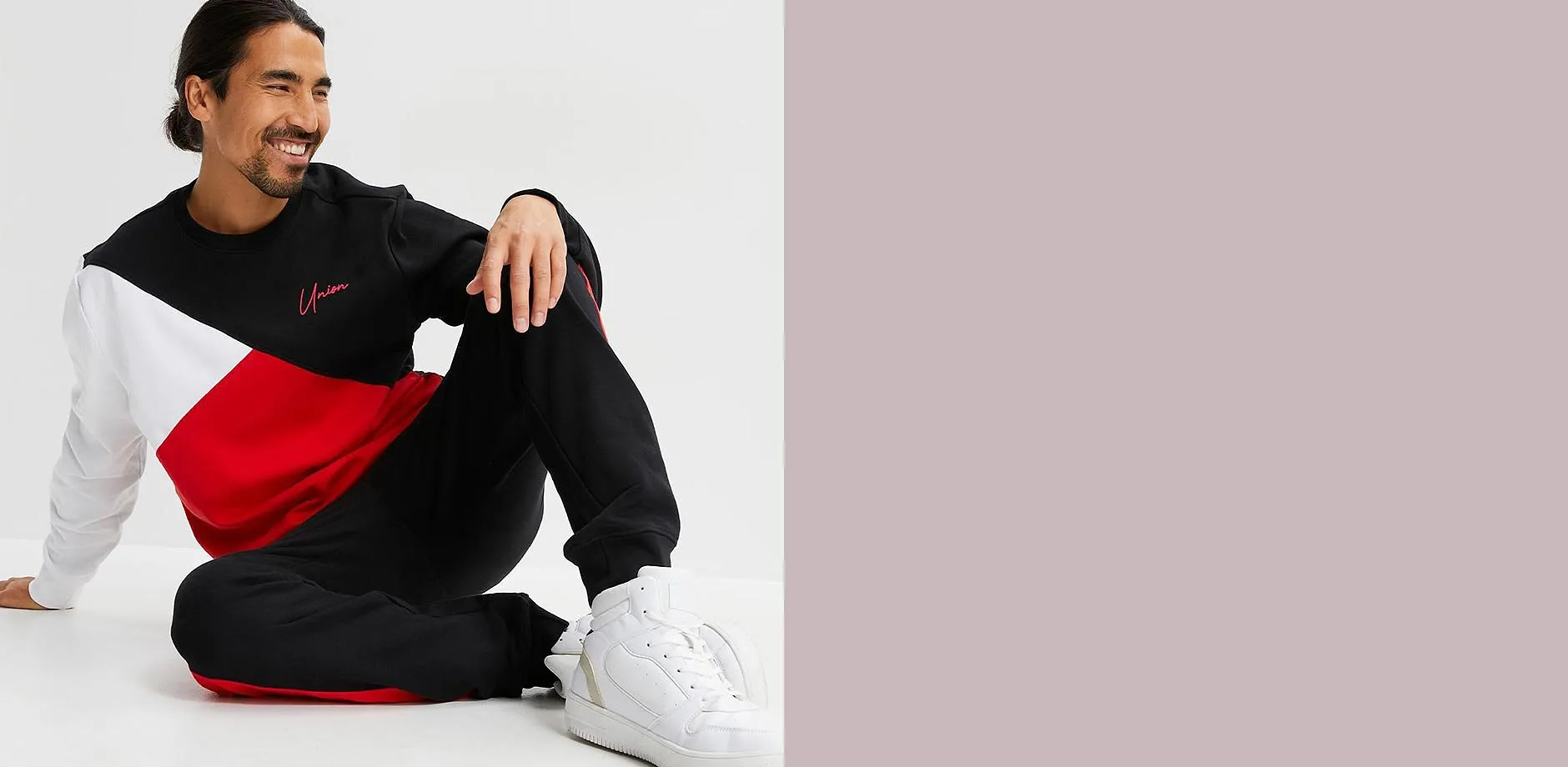 Modern joggingdr&auml;kt best&aring;ende av en sweatshirt med rund hals och joggingbyxor.
