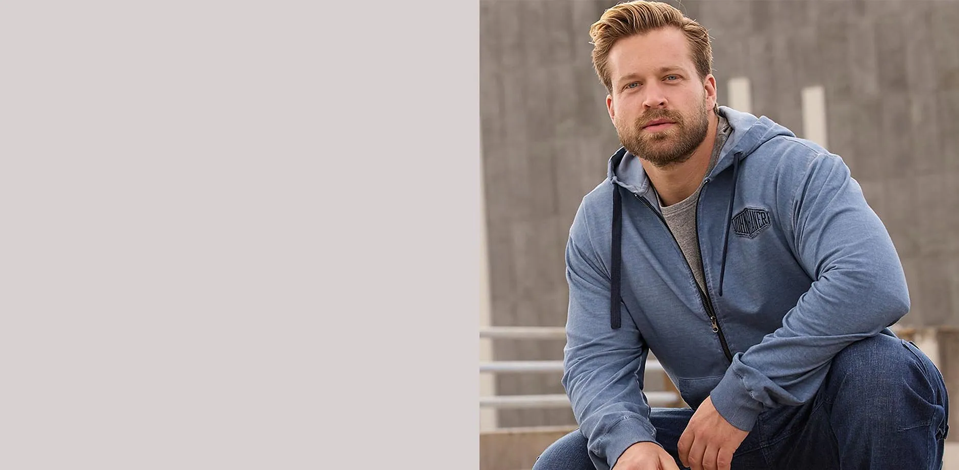 Huvtr&ouml;ja i tv&auml;ttad look och jeans.