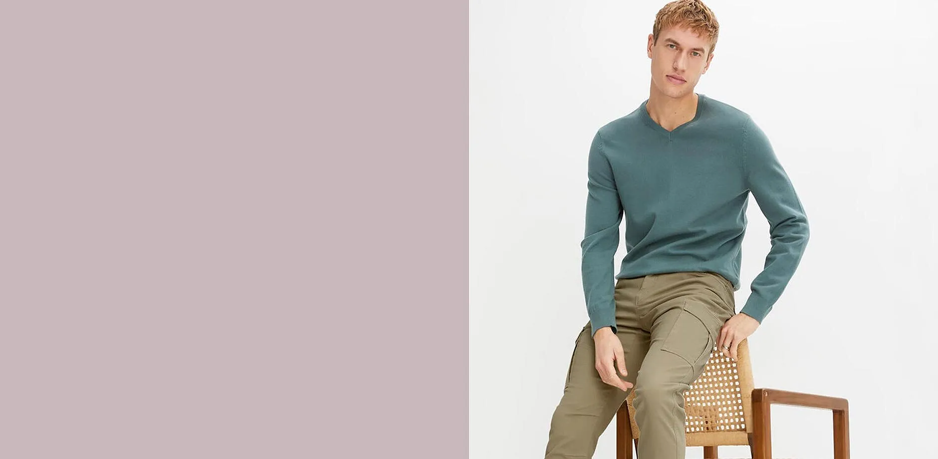 Gr&ouml;n finstickad tr&ouml;ja i mjuk bomullsmix och beige byxor.