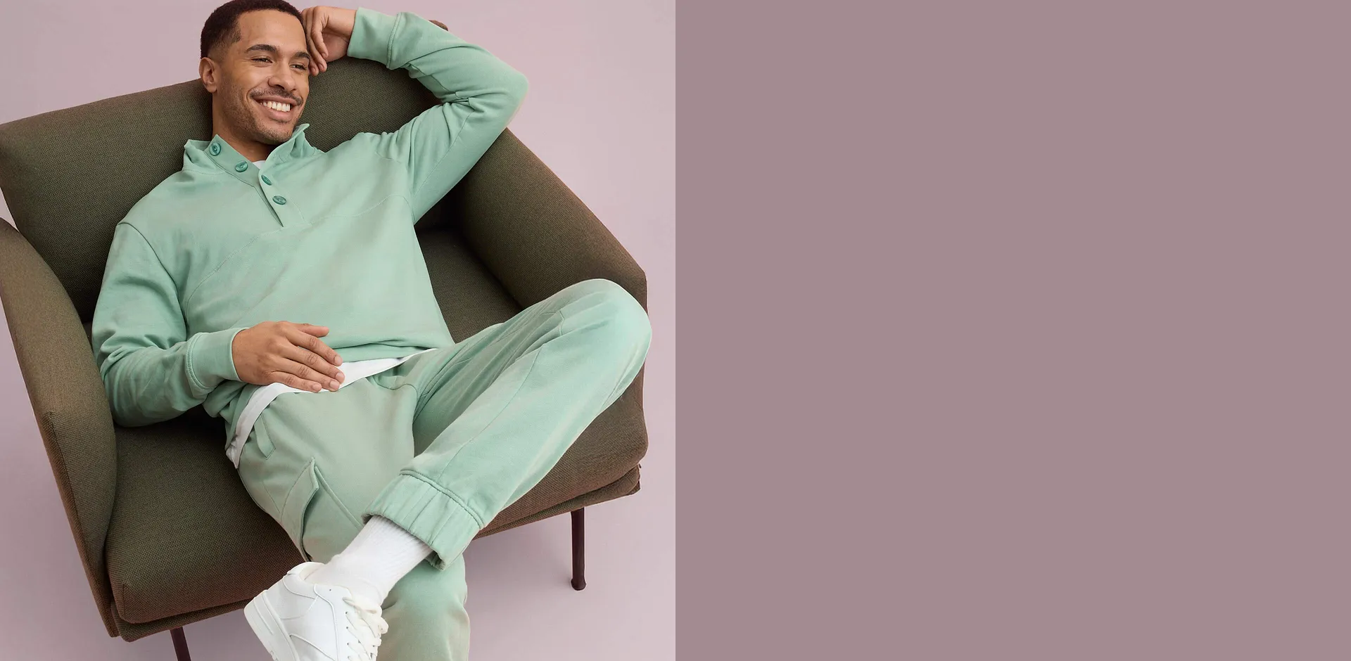 Mintgr&ouml;n sweatshirt och matchande joggingbyxor.