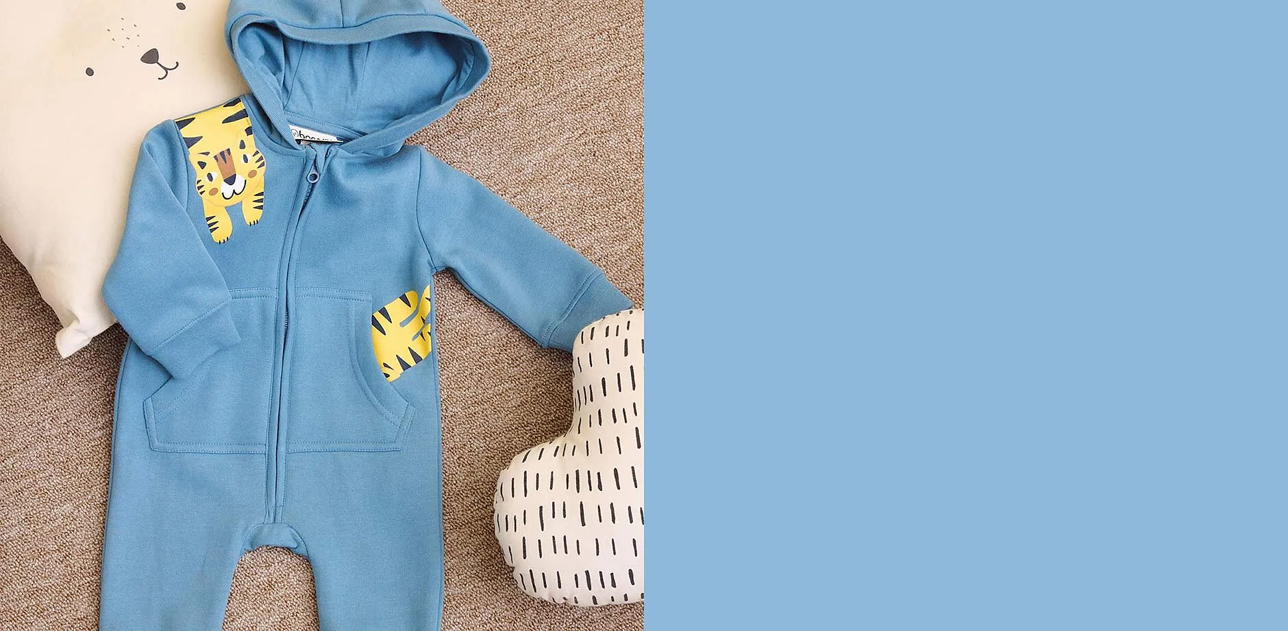 Bl&aring; babyoverall med huva och gulligt tigertryck.

