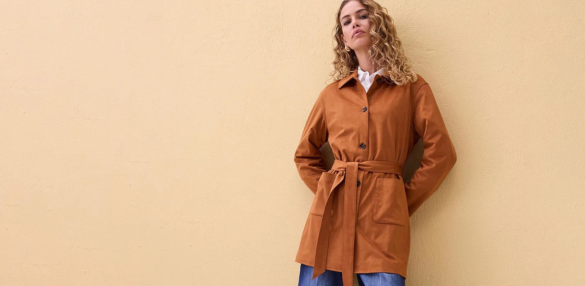 Rostf&auml;rgad kappa med b&auml;lte, kombinerad med vit skjorta.

