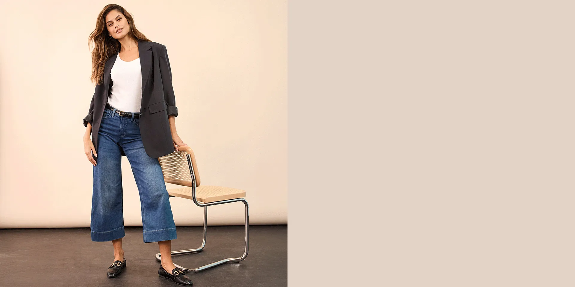 Elegant gr&aring; kavaj kombinerad med vit topp, vida jeans och svarta loafers.