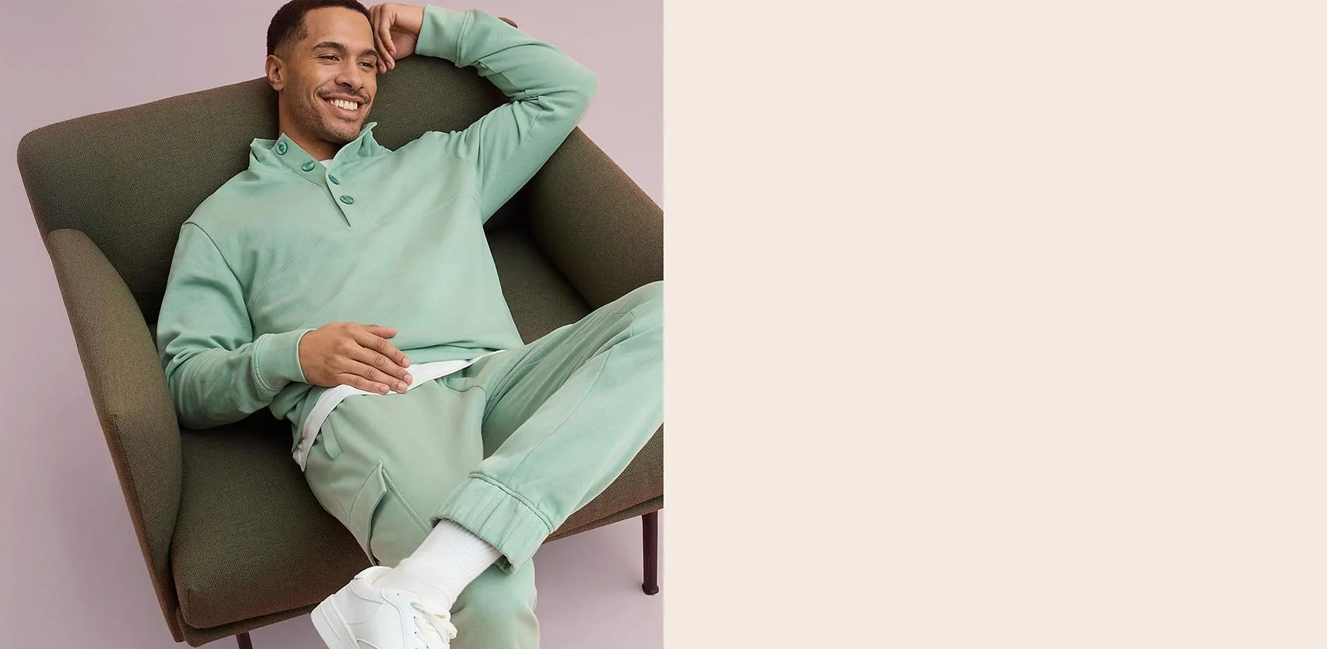 Mintgr&ouml;n sweatshirt och matchande joggingbyxor.

