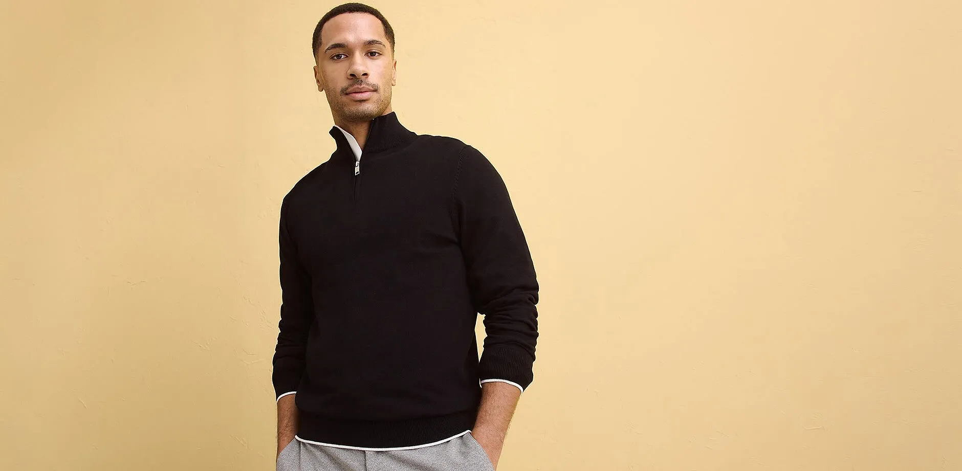 En enkel, m&ouml;rk tr&ouml;ja med st&aring;krage.

