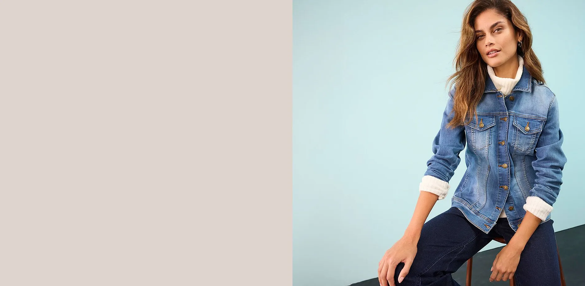 Look med jeansjacka, vit t-shirt och m&ouml;rka byxor.

