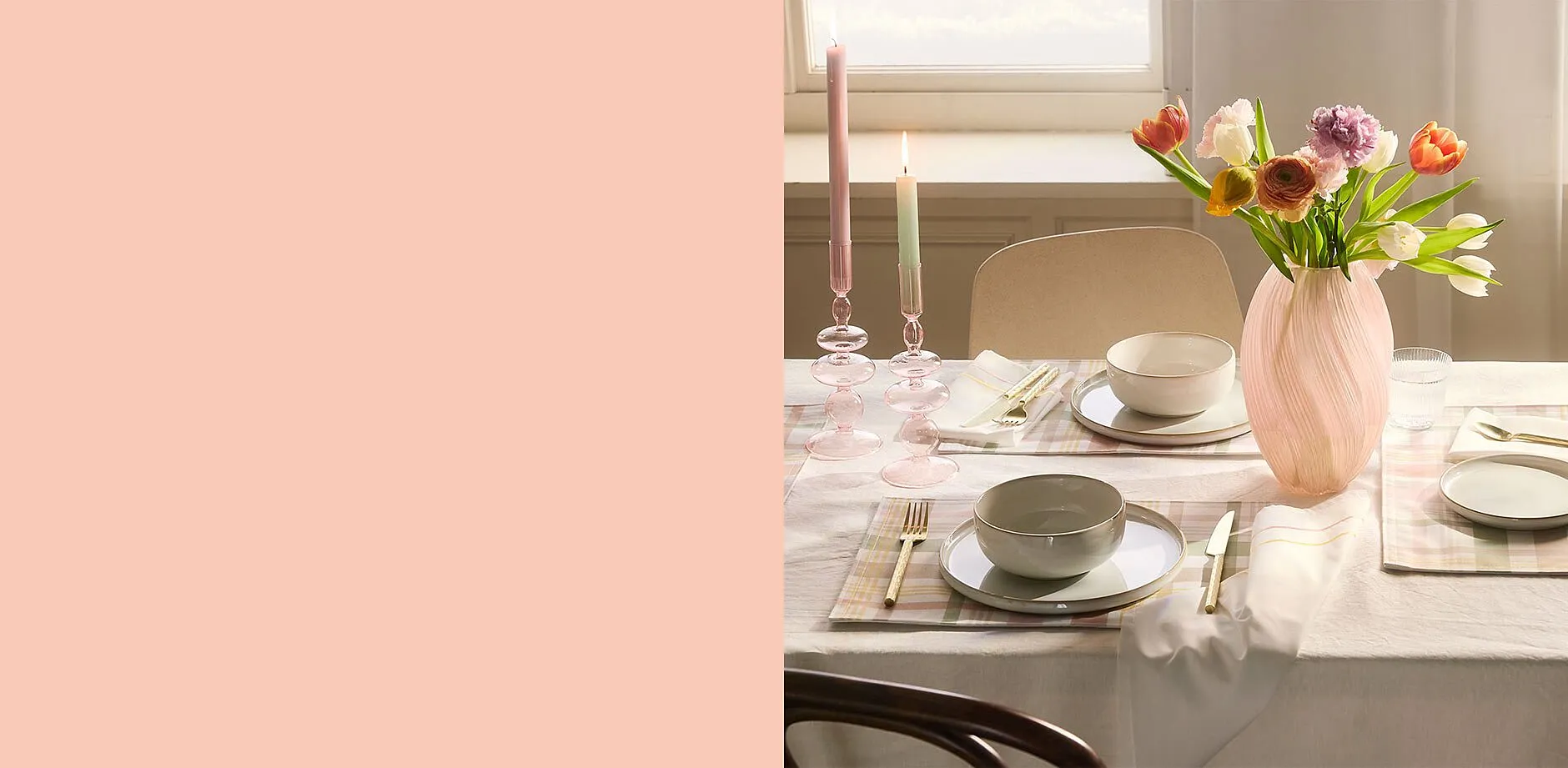 Bordsdekoration med fint porslin, blommor och ljus.

