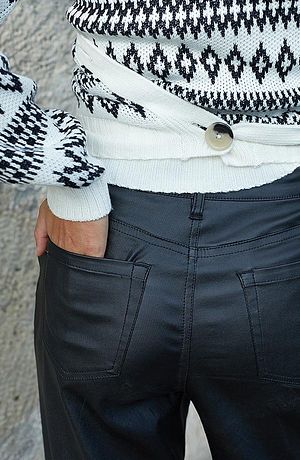 Dam - Marlenebyxa i skinnimitation - svart