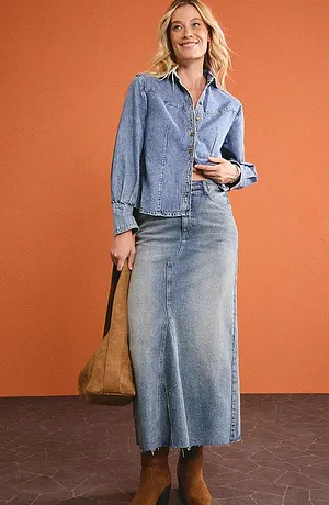 Denimlook från topp till tå: jeansjacka och lång jeanskjol kombinerat med bruna stövlar.