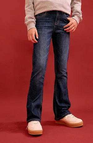 Bekväma jeans och grå tröja till pastellfärgade sneakers för en ledig vardagslook.