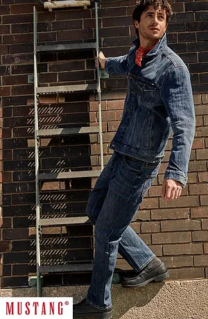 Lässiger Denim-Look: Jeansjacke und Jeans in klassischem Blau, kombiniert mit rotem Accessoire.