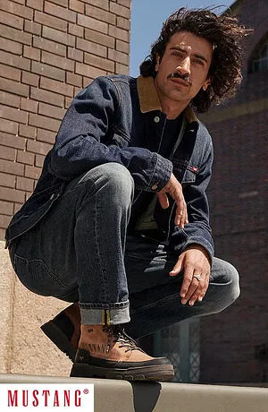 Lässiger Stil mit Jeansjacke, weiten Jeans und braunen Lederschuhen. 