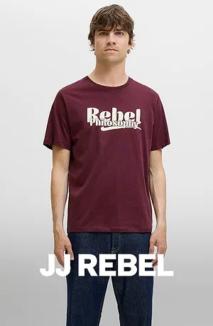 Vinröd t-shirt med vitt "Rebel"-tryck.