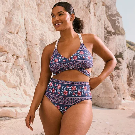 Mönstrad bikini i bått och rosa i halterneckmodell och bikiniunderdel med hög skärning.