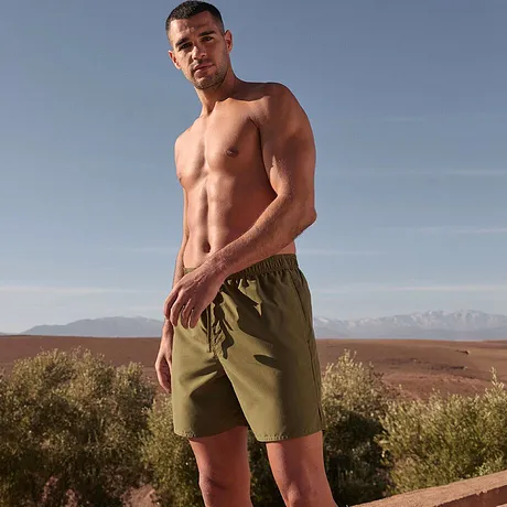 Olivgröna badshorts passande för en dag på stranden.